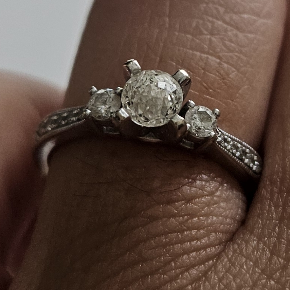 Dimond engagement ring - Picture 3 of 7